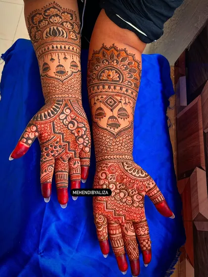 The final result that every client waits for, a deep, rich, and long-lasting henna stain. This is the magic of using 100% natural, homemade henna paste. No chemicals, just pure, beautiful color.
