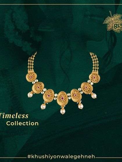 Elevate your style with this stunning necklace featuring a luxurious blend of slow and fast patterns. The design beautifully highlights the richness of gold and the timeless elegance of pearls.