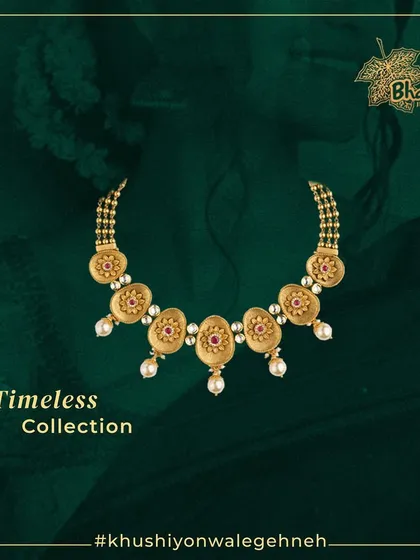 Elevate your style with this stunning necklace featuring a luxurious blend of slow and fast patterns. The design beautifully highlights the richness of gold and the timeless elegance of pearls.