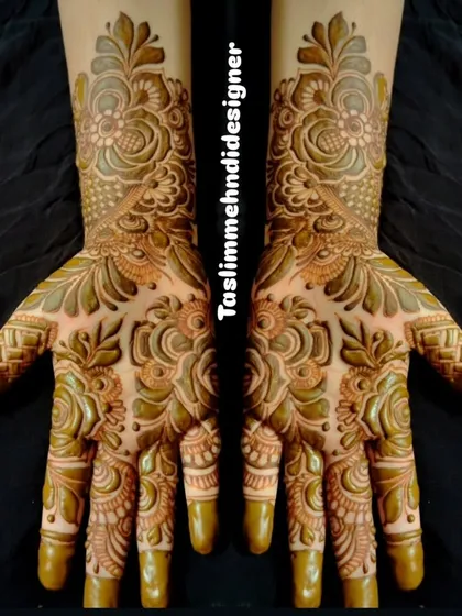 An example of a classic floral design with a rich, beautiful henna stain. The intricate shading and symmetrical patterns create a timeless and elegant look that is perfect for any celebration.