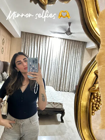 Another mirror selfie, this time with a black henley top and light-colored jeans. A simple and comfortable everyday look.