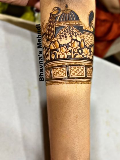 A detailed cuff design featuring peacocks and lotus flowers. These small but intricate elements are a focus in our diploma course.