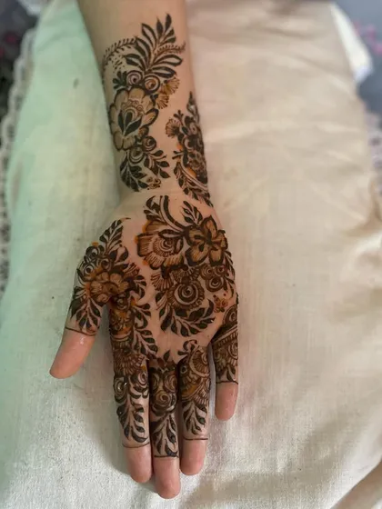 A treat for my sister. This design is a cascade of flowers and leaves, flowing from her wrist down to her palm and fingers, creating a very organic and graceful look.