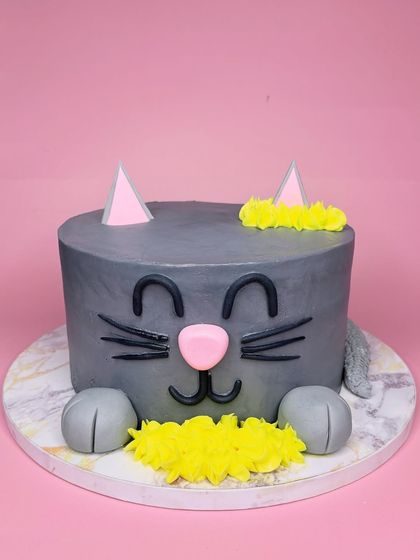 Cats are heaven-sent pieces of joy. This adorable gray cat cake with a sweet, happy face and little paws is a simple and cute design for any cat lover.