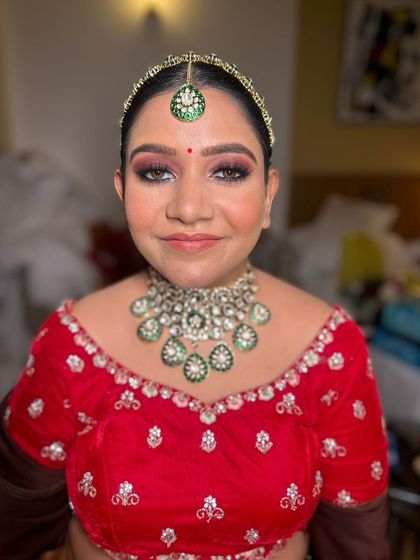 A close-up of this bride's brown smokey eye makeup. It’s a fantastic choice for a traditional red lehenga, adding depth and drama to the eyes.