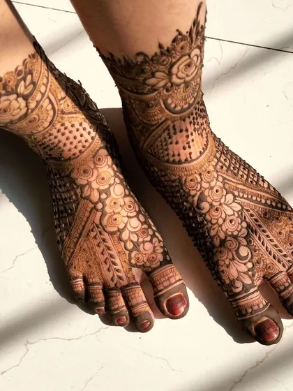 Your bridal henna isn't complete without beautiful feet. I design matching patterns for the feet that go up to the ankles, ensuring your entire look is cohesive and elegant from head to toe.