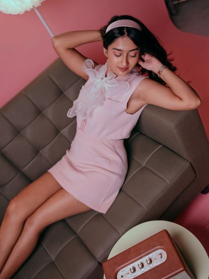 Who would have thought of styling a hair bow as a collar bow? This influencer is nailing the look with our organza pearl bow.