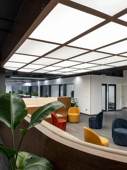 For this modern office, I designed a breakout area illuminated by an artificial skylight that mimics natural daylight. The goal was to create a serene, open-air atmosphere that inspires connection and creativity, proving that workspaces can be both functional and uplifting.
