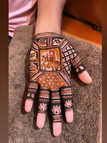 A regal design for the groom. This piece features a groom on a horse, ready for his baraat, along with the couple's initials and traditional motifs.