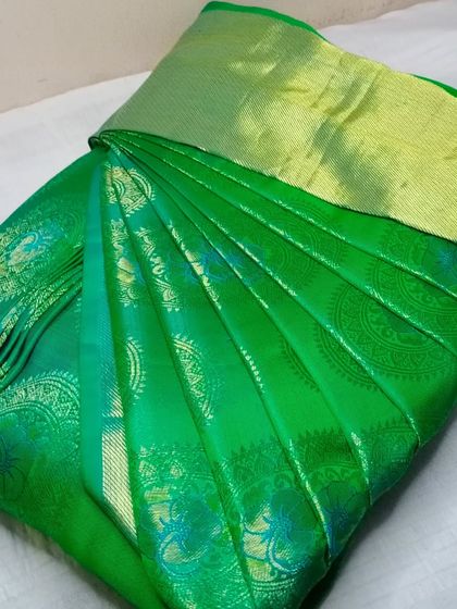 This brilliant green Kanjeevaram is ready to be flaunted with ease. Choose your favorite silk saree for the wedding season, and let me handle the pleats.