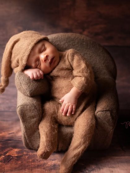 A simpler version of the teddy bear theme, focusing just on the baby in his cozy armchair. Sometimes, less is more to highlight your baby's peacefulness.