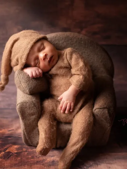 A simpler version of the teddy bear theme, focusing just on the baby in his cozy armchair. Sometimes, less is more to highlight your baby's peacefulness.