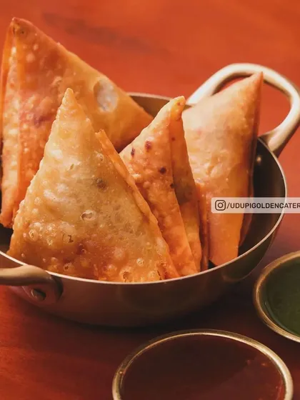 Our crispy, golden-brown Samosas are a crowd-pleasing starter for any occasion. Served hot with traditional mint and tamarind chutneys, they are a perfect snack to kick off your event.