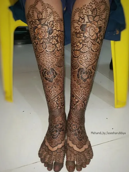 A final look at the stunning and complete bridal leg henna.