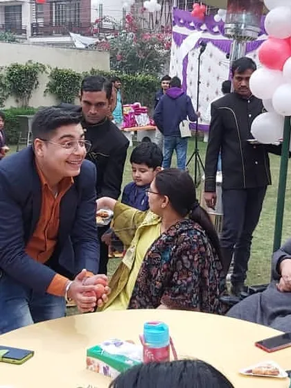 Sharing a laugh and a trick with guests at an outdoor birthday party. My approach is always friendly and engaging, making everyone feel comfortable and part of the fun.