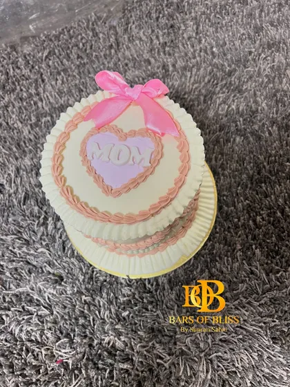 A top-down view of the lovely vintage-style "Mom" cake, perfect for showing your love.