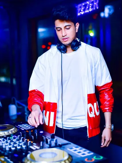 Mixing tracks at the start of the week. I'm here to make your Monday feel like a Saturday.