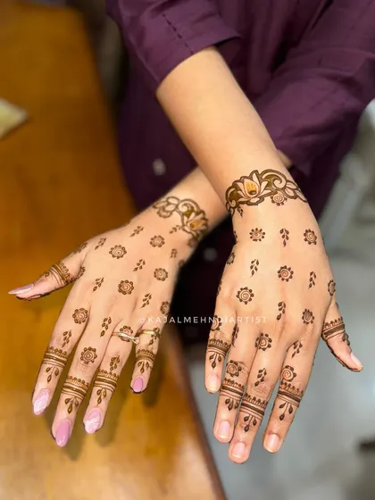 A view of the minimal "Sister of the Bride" design, showing both hands.
