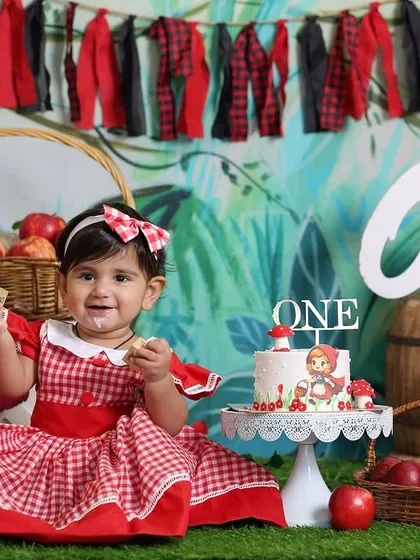 A fairytale comes to life with this Little Red Riding Hood theme. The setup includes a forest backdrop, mushroom props, and a basket of apples for a complete storybook feel.