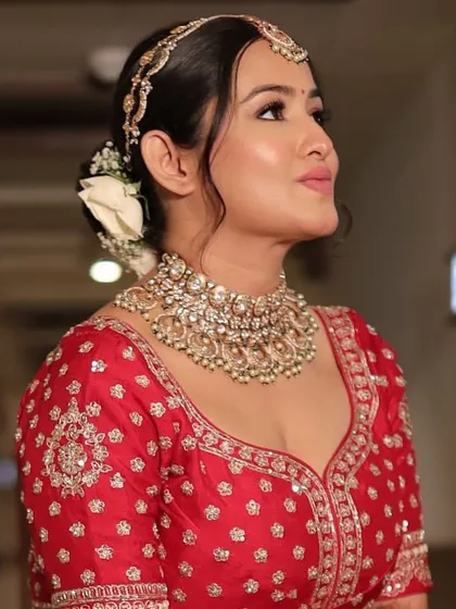The eternal beauty of a classic bride. Krusha's red lehenga and traditional jewelry were paired with a makeup look that was both timeless and radiant. ❤️