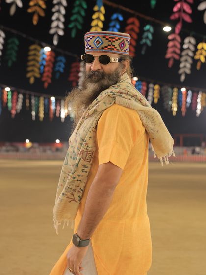 Looking sideways, observing but not engaging. It is wise to be aware of the world around you without getting entangled in its dramas.