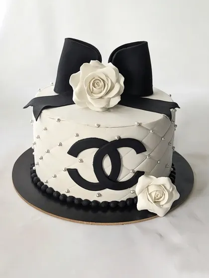 Très chic! A classic Chanel-themed cake with a quilted pattern, a big black bow, and the iconic interlocking C's logo.