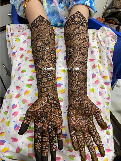 This is an example of my signature full-arm floral mehendi. I love creating dense, intricate patterns with elements like roses, paisleys, and detailed fillers to give you a rich and traditional look for any celebration.