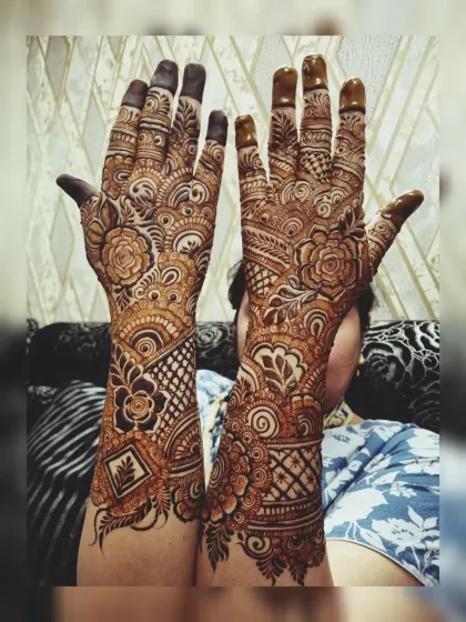 This is the kind of rich, full-coverage henna I love to create. The design is packed with detailed floral work, delicate paisleys, and geometric fills, covering the hands and wrists completely for a truly stunning look.