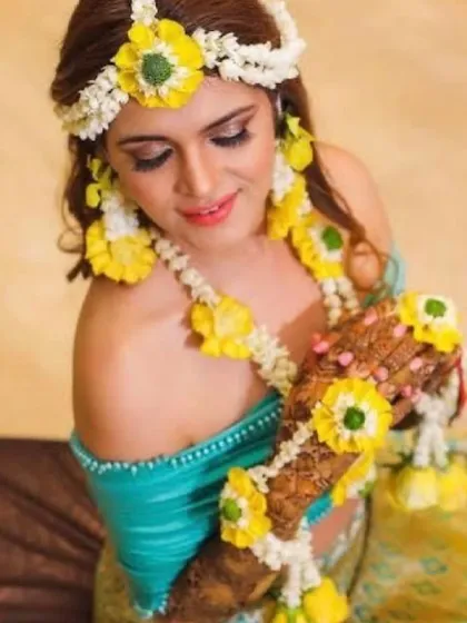 A complete floral jewellery set perfect for a haldi ceremony. This design includes a matha patti, haath phool, and necklace made with fresh yellow flowers and white buds to bring a traditional and bright feel to your event.
