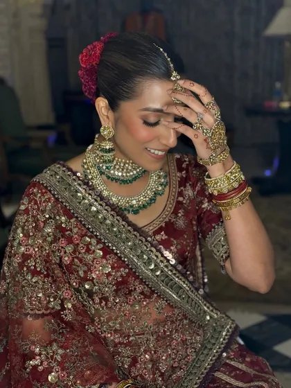 A happy bride is the most beautiful bride. This shot captures her genuine smile, with makeup that enhances her natural radiance without feeling heavy, proving that classic bridal looks can also feel modern and fresh.