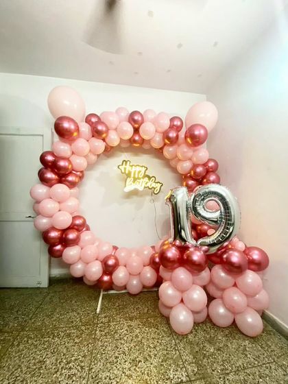 The combination of pastel pink and metallic rose gold gives this balloon ring a modern and chic feel.