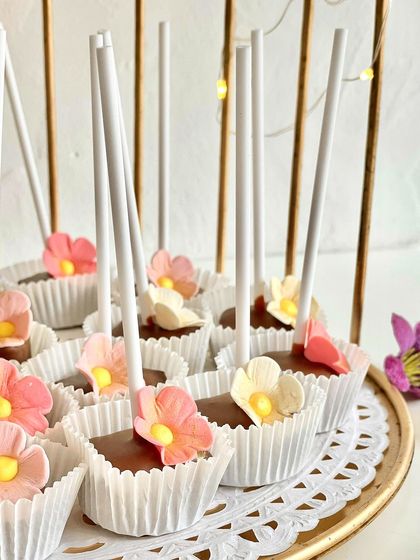 Sweet little bites of happiness on a stick. These floral-themed cake pops were created for a baby shower, adding a touch of whimsy and delight to the celebration.