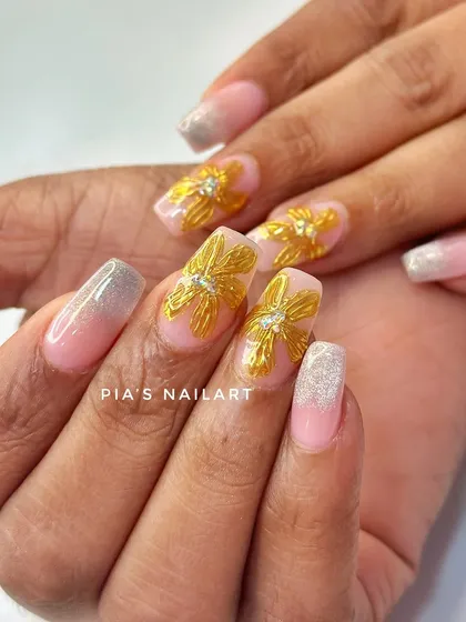 Gold and glitter make the perfect bridal combination. This set features a soft pink and silver glitter ombre base with stunning 3D sculpted gold flowers.