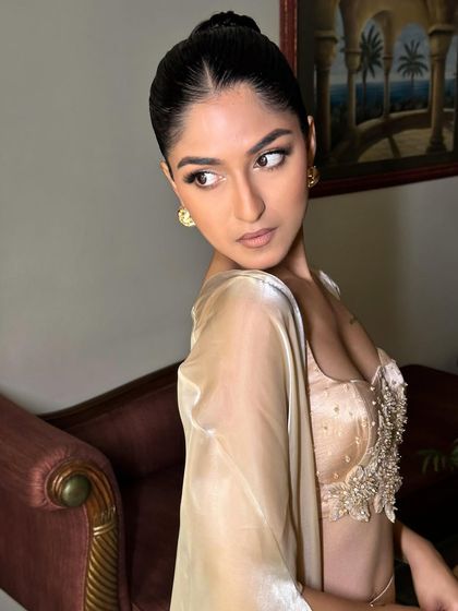 The complete look is a perfect fusion of Indian and Latina aesthetics. The modern makeup pairs beautifully with the contemporary ethnic wear.