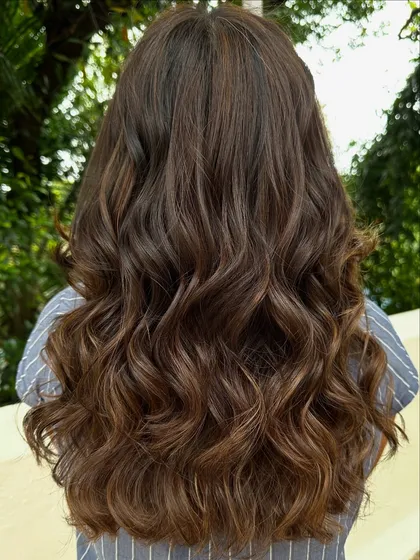 A simple and chic holiday look. These soft, warm brown highlights add just the right amount of brightness for a relaxed, sun-kissed vibe.
