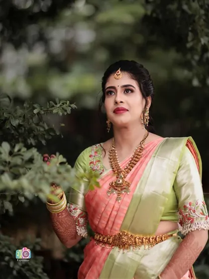 A portrait of Nayana amidst the greenery. The natural setting brings out the freshness of the makeup and the delicate colors of her outfit.