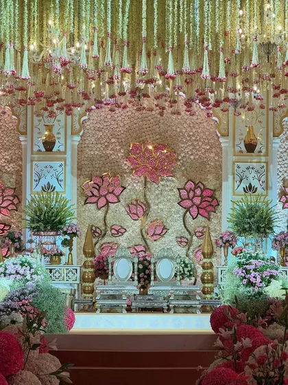 A straight-on view of the mandap, a perfect symphony of blooms and elegance. The design brings tradition and grandeur together in perfect harmony for the main ceremony. 🌸