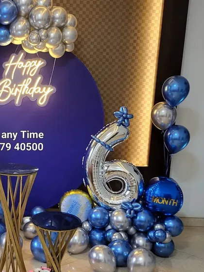 A detailed shot of the number bouquet for the 6-month celebration.