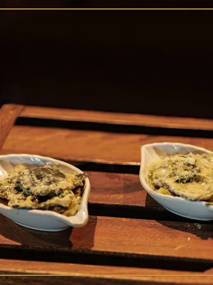 A unique appetizer of charcoal-grilled water chestnuts, served in elegant leaf-shaped bowls. The smoky flavor offers a sophisticated and unexpected taste.