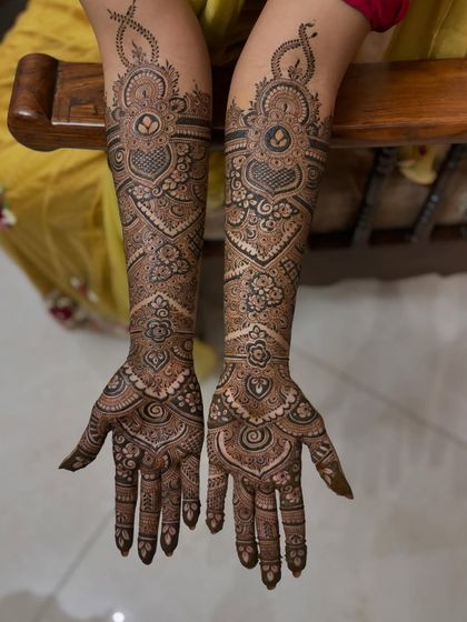 A clear, top-down view of the engagement mehendi. The heart motifs are a central theme, perfect for celebrating love.