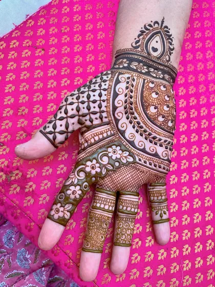 A delicate and elegant design for the back of the hand. The combination of floral and paisley motifs creates a beautiful, light pattern.