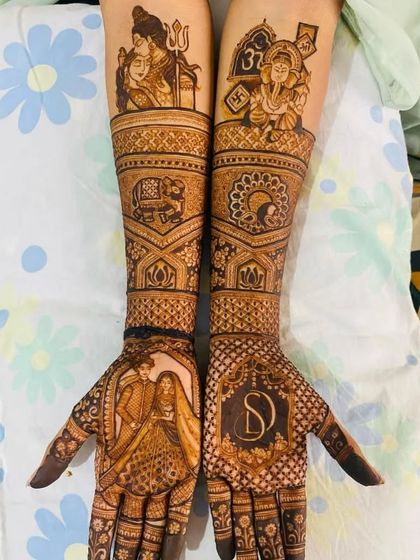 This design is a blend of personal and divine, with a couple portrait, initials, and portraits of Lord Shiva and Lord Ganesha.