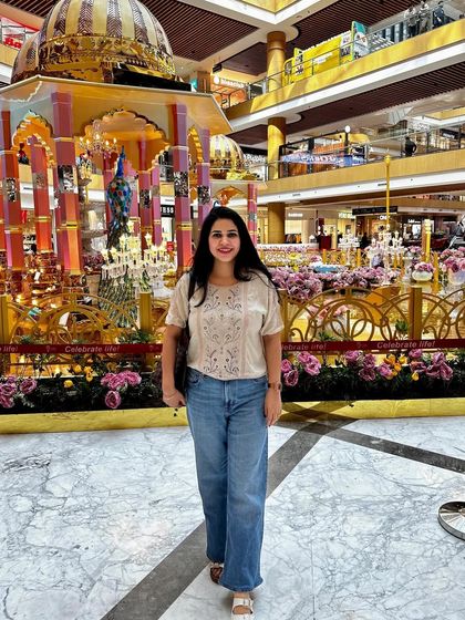 A casual day out look. Here I'm wearing a simple beige top with classic blue wide-leg jeans. It's a comfortable and timeless combination that you can't go wrong with.