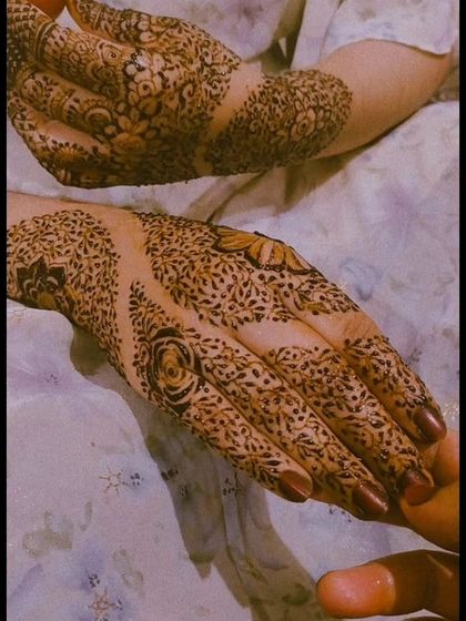 A delicate and artistic shot of a leafy vine pattern on the hands.