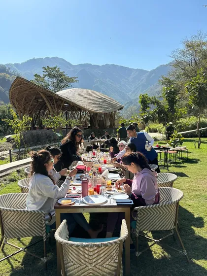 Sharing a nourishing meal together outdoors, with the stunning architecture of the shala and the mountains as our backdrop. Mealtimes are a wonderful opportunity for connection and community.