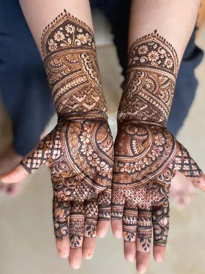 Another Karwa Chauth design, this one has a royal feel with its architectural dome motifs and intricate patterns. It's a very grand and celebratory look.
