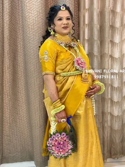 An elegant floral jewellery design for a mom-to-be. This set features a unique yellow colour scheme with pink floral accents and a matching floral purse.