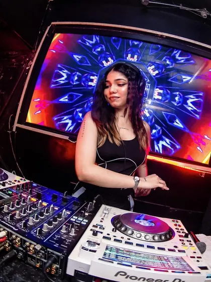 Focused on the mix against a backdrop of stunning visuals. The combination of music and visuals is key to creating an immersive clubbing experience.