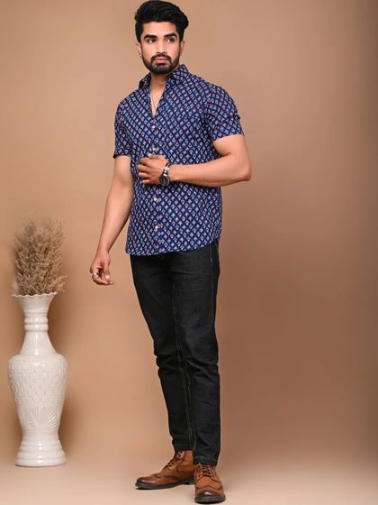 The men's shirt in a blue geometric print, made from pure cotton for all-day comfort.