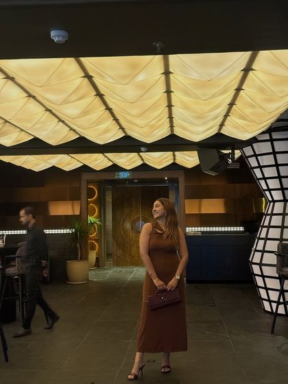 When the outfit and the vibe say the same thing: effortless chic. This simple brown midi dress is perfect for an elegant evening out, like this dining etiquette session I conducted for a client.